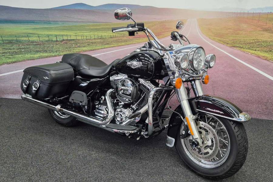 Harley_Davidson_2013_Road_King_Thumb_1